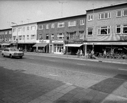 856894 Gezicht op de panden Amsterdamsestraatweg 393 (rechts) -407 te Utrecht.